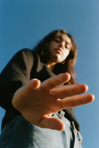 Dynamic Skyward Perspective style reference image — wide-angle lens distortion