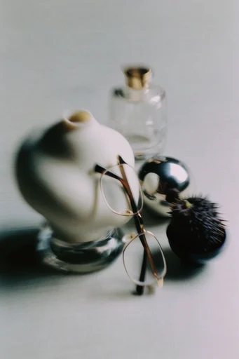 Dynamic Kinetic Minimalism style reference image — motion blur