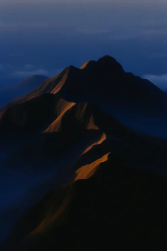 Cinematic Amber Twilight style reference image — cinematic chiaroscuro