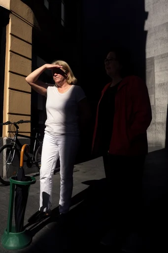 Cinematic Urban Chiaroscuro style reference image — chiaroscuro street photography