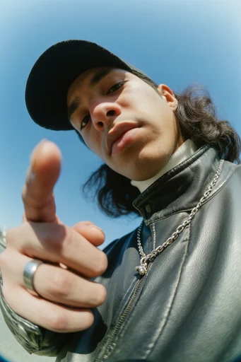 Dynamic Wormseye Streetwear style reference image — fisheye lens distortion