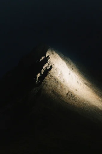 Cinematic Chiaroscuro Noir style reference image — chiaroscuro lighting