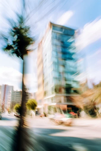 Kinetic Radiant Motion style reference image — motion blur