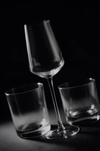 Cinematic Chiaroscuro Noir style reference image — chiaroscuro lighting