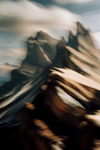 Dynamic Kinetic Minimalism style reference image — intentional camera movement