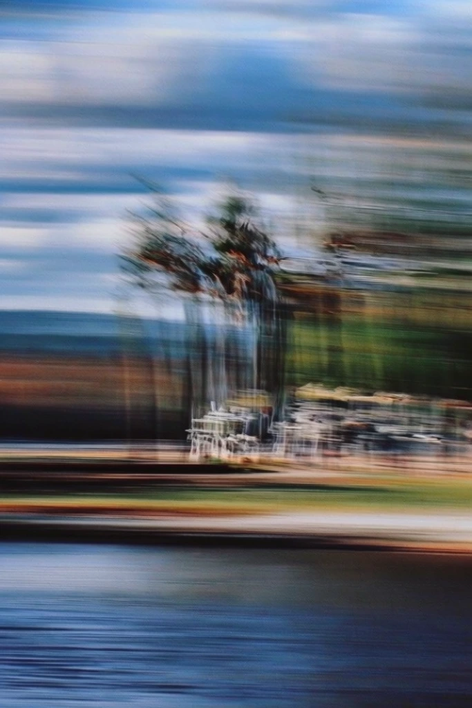 Kinetic Luminous Blur style AI image example 2