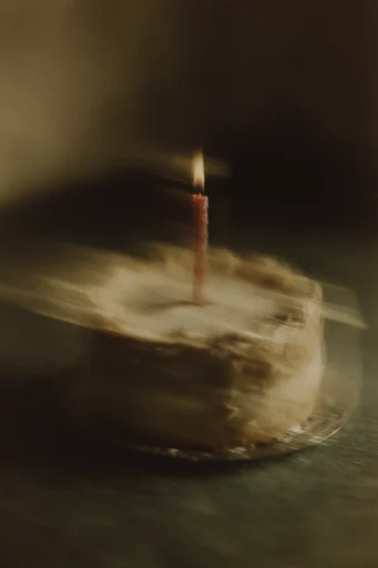 Spectral Amber Pictorialism style reference image — slitscan distortion